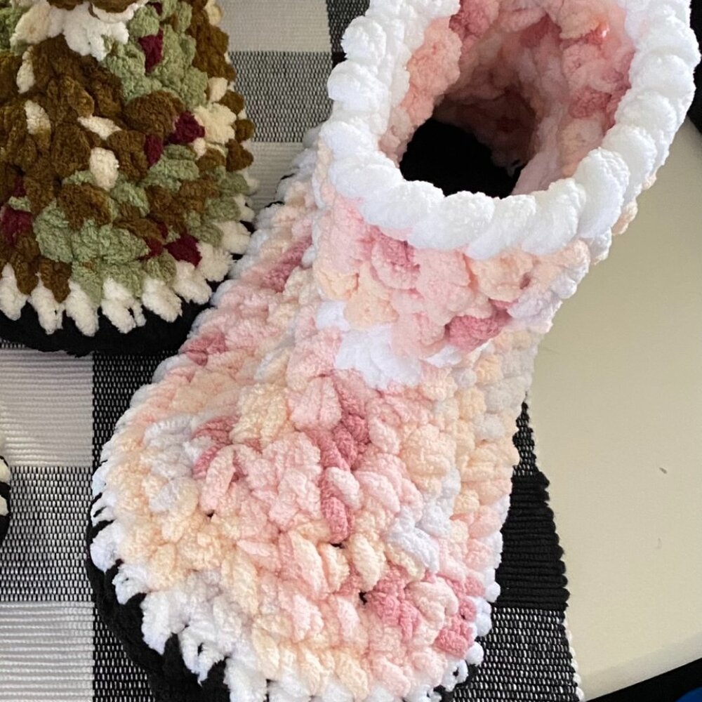 New Super Cozy soft slippers -Super light Pink/Peach- size 7/8 - nonslip bottoms